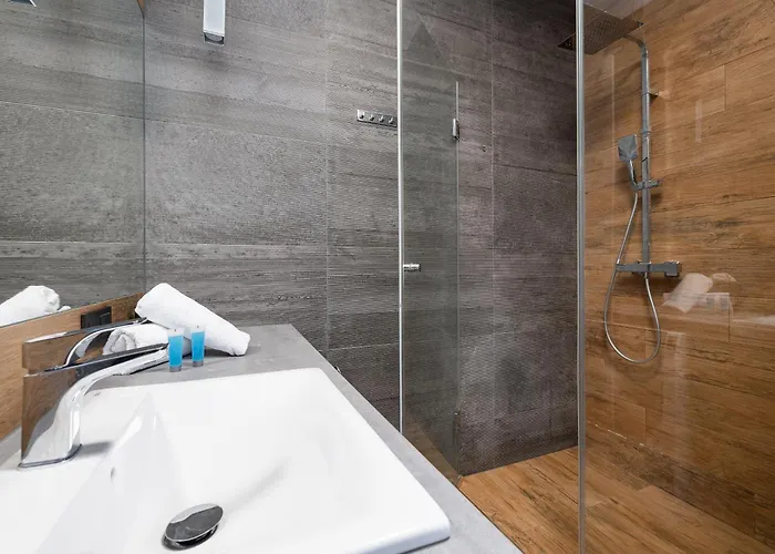 Raginisa Chic By Bookinghost